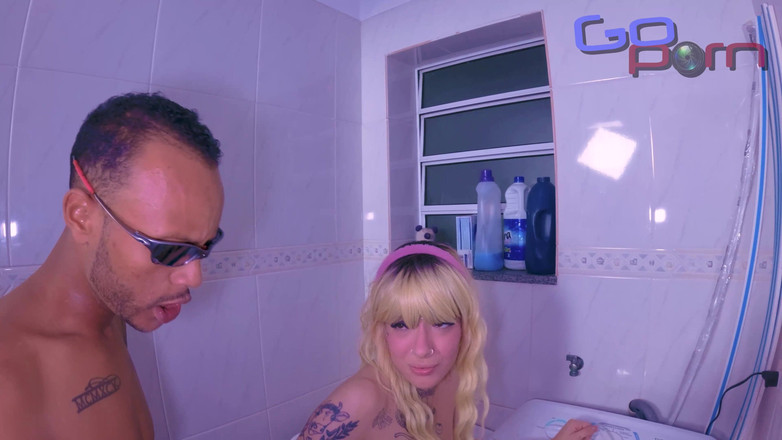 Go porn!: 那个男人从后面过来，和洗衣机上那个辣妹发生了关系