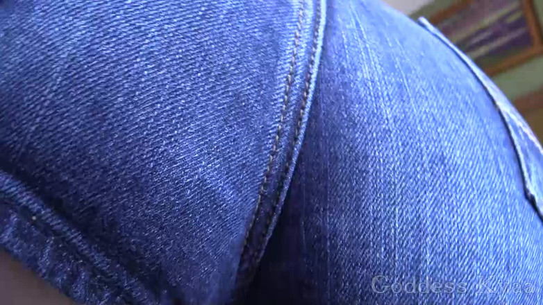 Kyaa Chimera: Summer jean şort göte tapıyor