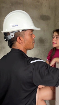 Pequeño Ingeniero Se Folla a Chica Embarazada a Cambio De Dar Una Inspección De Su Casa Y Termina Metiéndole Su Enorme Polla.