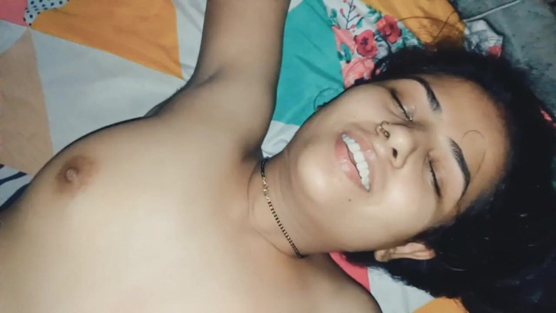 Hot Sis: kaamuk sauteli bahan bistar par masti ke saath seksi aur...