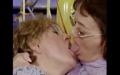 Горячая бабуля-лесбиянка лижет киски в позе 69