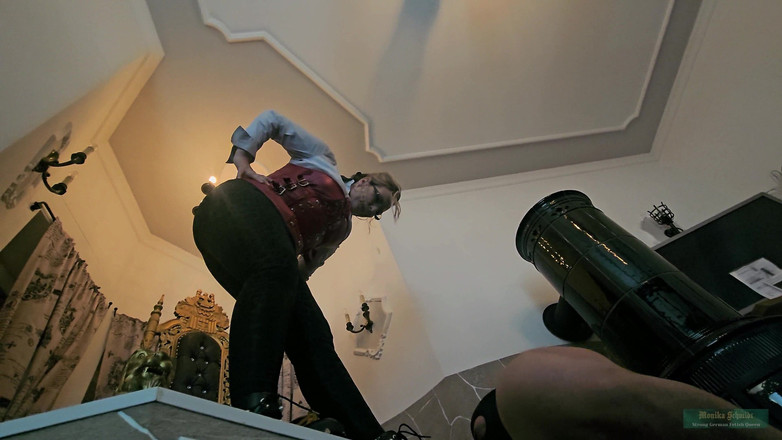 Strict Senz: モニカ・シュミット 汚れた靴底 舐める巨人女性 ブーツ崇拝