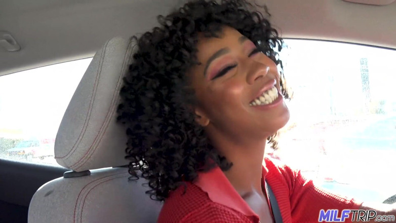 MILF Trip: Štíhlá ebenová kráska Misty Stone dostala tělo