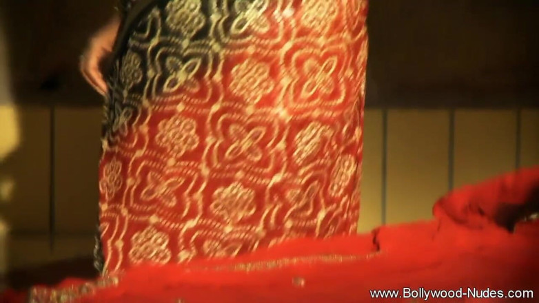 Bollywood Nudes: Cute indian teen dancing!