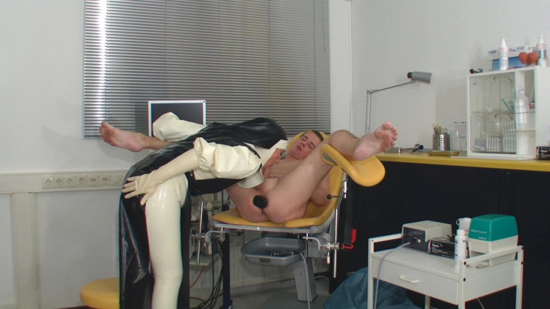 Rubber & Clinic Studio - 1ATOYS: Un examen anal pervertido