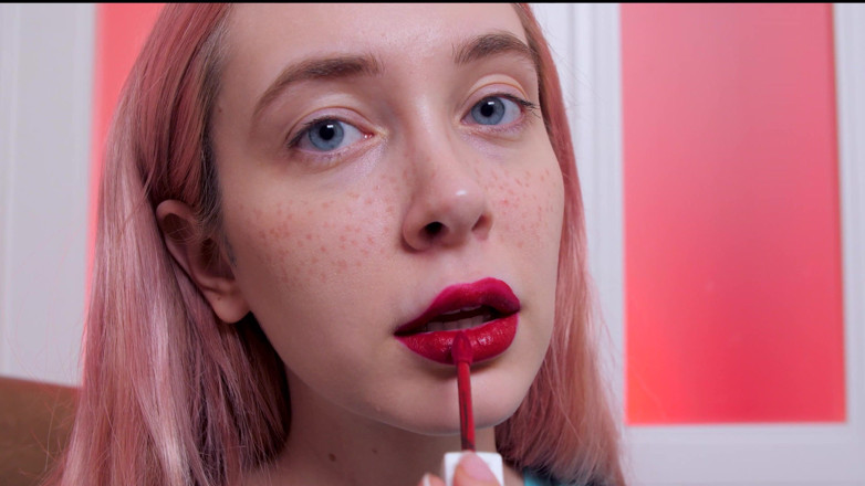 Loly Nebel Studio: Yüzüme tap, minik oyuncak