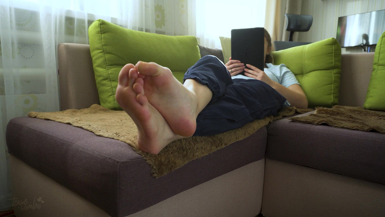 Teasecombo 4K: Sexy Teen Amateur Shows Off Her Bare Soles Foot Fetish