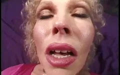 Sexo húmedo salvaje con belleza madura termina con facial