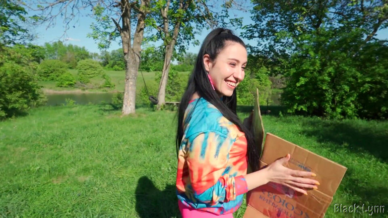 YSP Studio: Brünette hippie macht kostenlosen handjob im freien