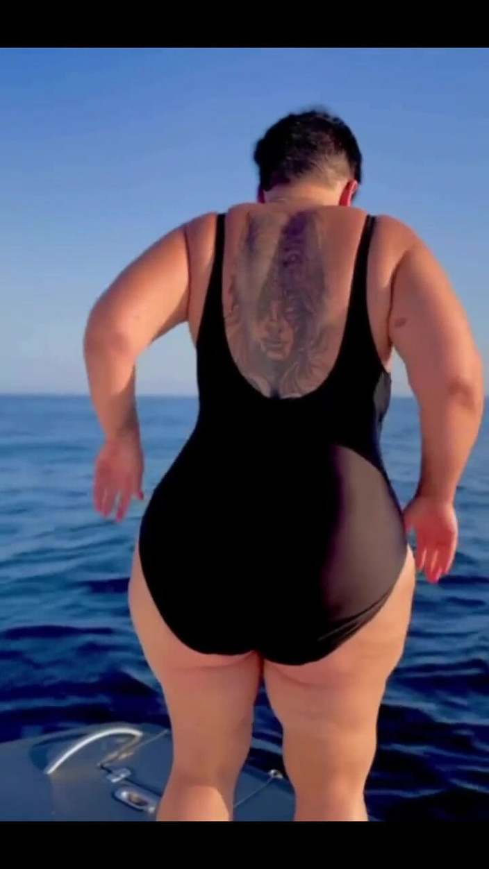 KarmenMilf: 游艇假期