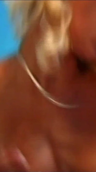 O mamă sexy excitată a supt o pulă mare înainte de a fi futută