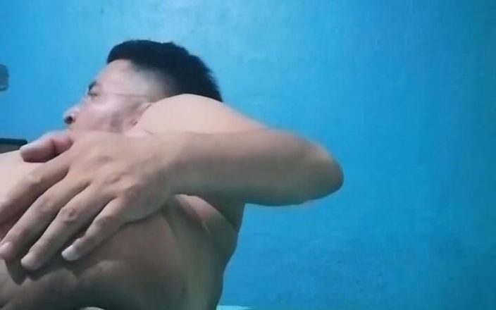 Segundo Pot: Masturbasi dengan mainan seks anal di dalam