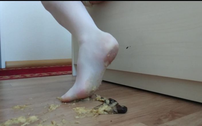 Carmen_Nylonjunge: Chuối nghiền nát trong quần tất trắng