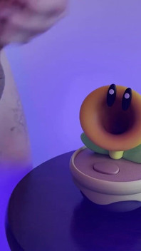 Quente cola cobrindo figura de brinquedo em porra