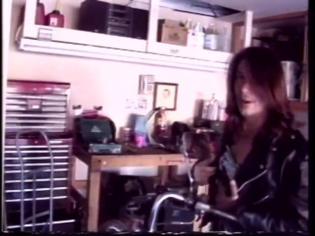 Old Good Porn: Reife biker-schlampe Jordan Lee bückt sich und bekommt ihre muschi...
