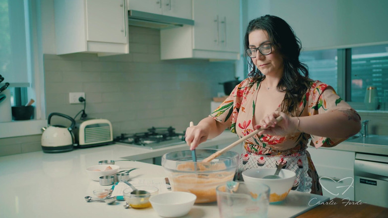 CharlieForde: Backe me a cake mit Charlie Forde, chasey Devil