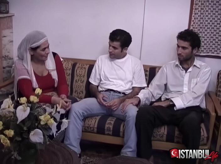 Istanbul life: Ayse, meri turki tichar