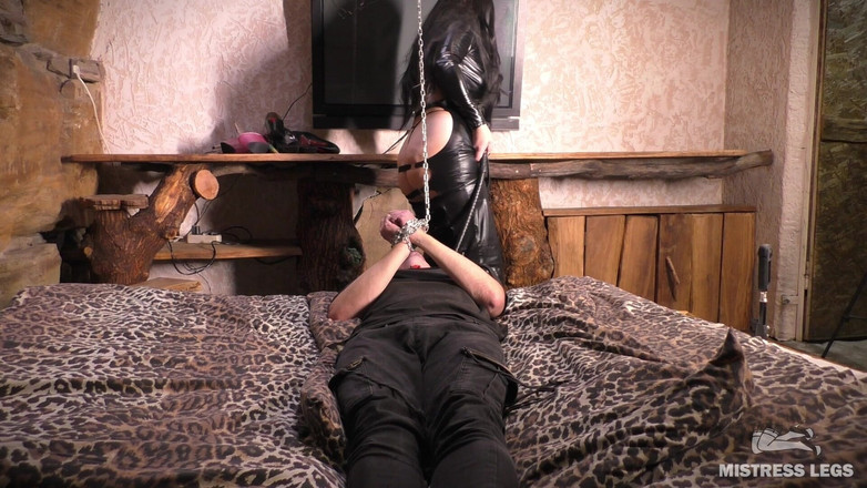 Mistress Legs: Ženská dominance s nylonovými nohami a velkým zadkem čarodějnice v hradě