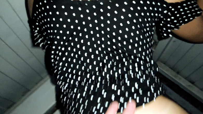 S-Wife Katy: La bellezza puzzle stava aspettando il treno, e ha un...