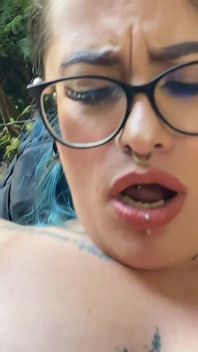 Une fille gothique suce une grosse bite au milieu de la forêt