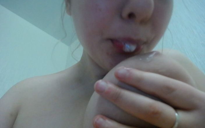 JuiceLussie: Після коледжу дівчина показує свою молоду пизду і підстрибує величезними цицьками