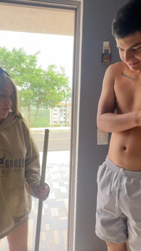 私の大きなお尻のインド人の義理の妹が下着なしで家のポーチを掃除しているように見えるなんてセクシーで、彼女を見てムラムラします。