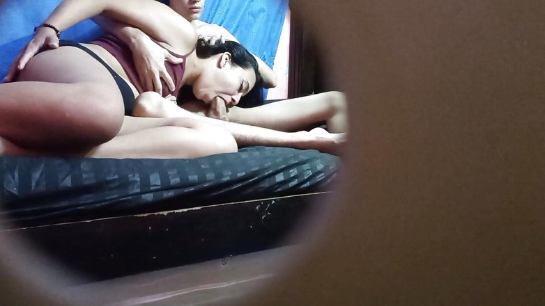 Artemisa74: 我把手机放在一个看不见的地方，记录了我的继母是如何操我大学朋友的，她吮吸我朋友的阴茎