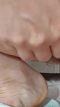 Si rambut coklat seksi meletakkan ais pada pepek berbulu. Latina berbulu panas dikongkek Iced Out