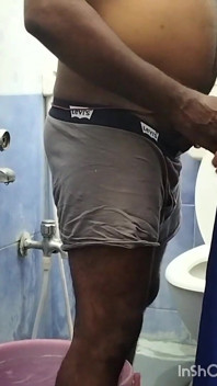 Tamilský pár se koupe zezadu