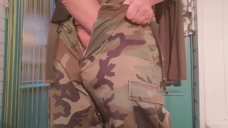 Monster_Meat_: Freeballing w spodniach wojskowych