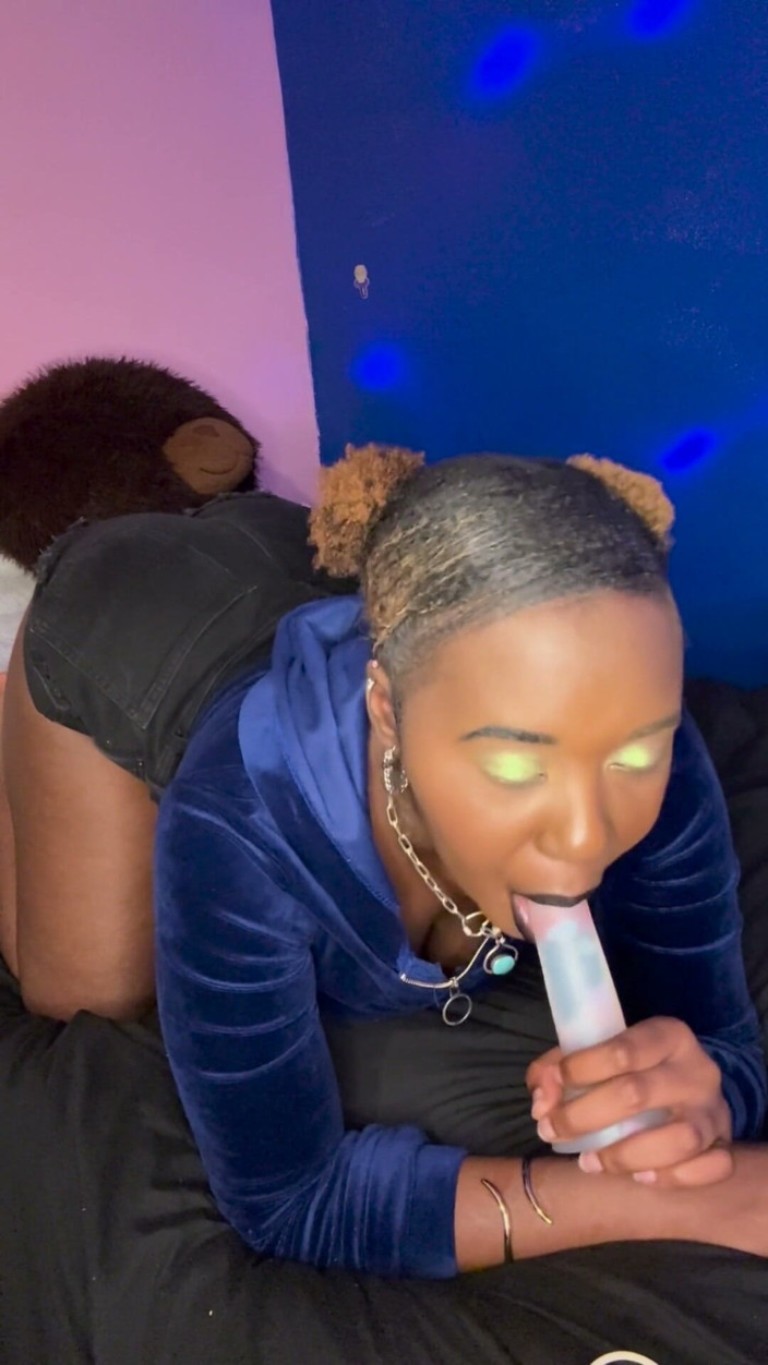 ALLIYAH ALECIA: Alliyah Alecia lutscht dildo-schwanz