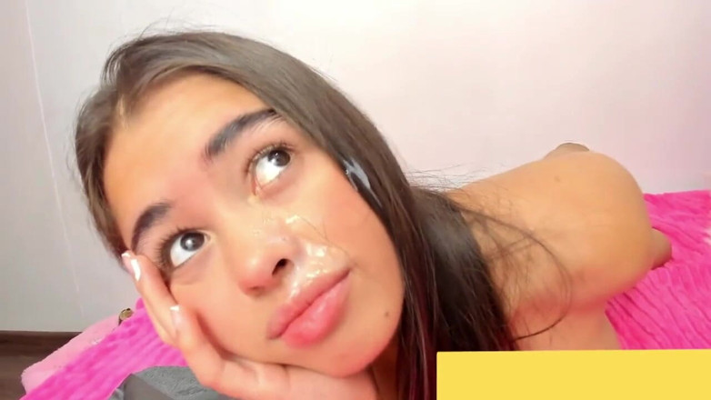 Teen amateur Latinas: Adik tiri saya menghisap, mengongkek dan mengambil pancutan mani di...