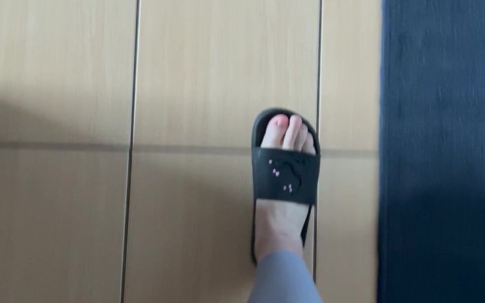 Feet: 第一人称视角：穿着灰色紧身裤行走时，人字拖的声音