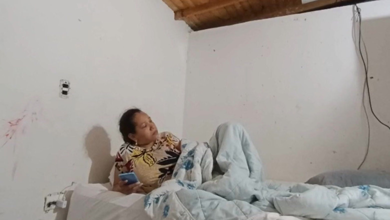 Jovencandelita: कमरे में मेरी सौतेली मम्मी, मैं बूढ़ी औरत के साथ अपनी फंतासी को पूरा करने का फायदा उठाती हूं और हम बिना कंडोम के सेक्स करते हैं