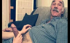 Старик с большим хуем трахает молодую шлюху в течке