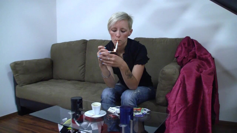 Smoke it bitch: Blond młoda laska z kolczykiem między brwiami pali cygaro