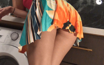 No panties TV: Une jolie brune sexy dans la cuisine d’abord avec une...