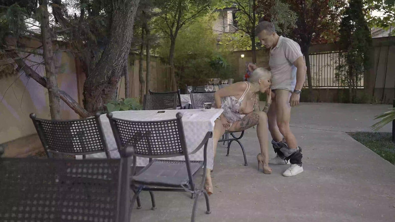 Big Boobs Babe: Гаряча студентка з великими цицьками хоче це зараз
