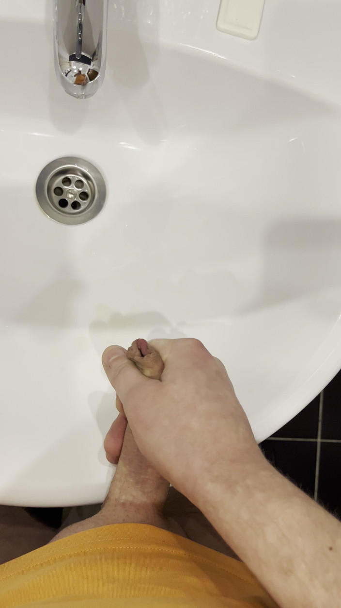 Young cum: Der Typ Masturbiert Im Badezimmer Und Filmt Alles Aus Nächster...