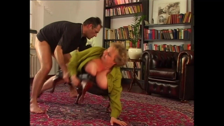 Deutschland porn: Bystig kåt mogen var mycket nöjd när hon knullar av...