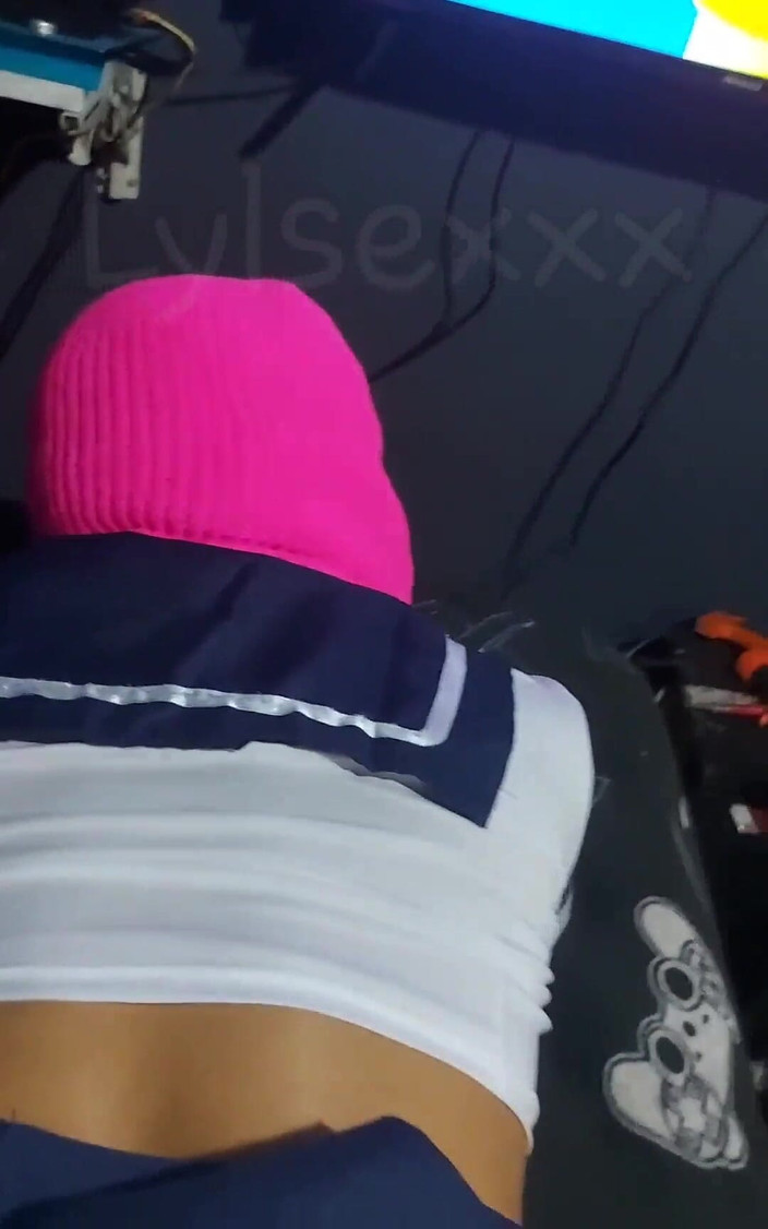 Lylsexxx: 宅男荡妇喜欢在玩电子游戏时被性交