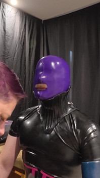 Prima vizită a unui latex restricționat