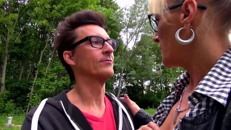 MCG Empire: Två amatör bystiga blonda MILFs knullade och kom i munnen...