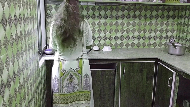 Pakistani CoupleX: Indian Desi Stepaunty Kitchen Mai Kam Kr Rahi Thi Pati...