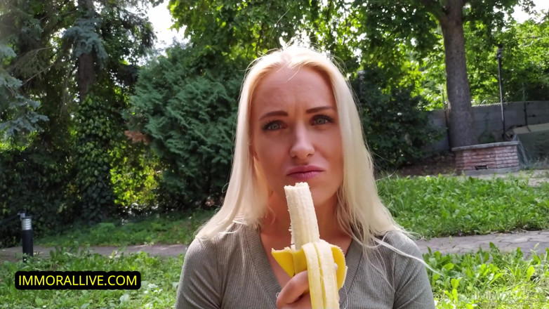 Immoral Family: Une salope blonde prend la virginité de son demi-frère - une...
