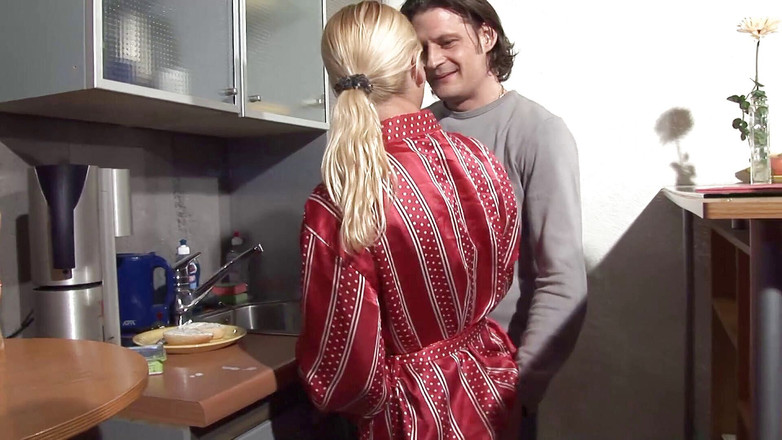 Vintage Climax: Matură sexy blondă iubitoare de pulă este futută în bucătărie