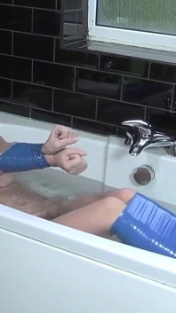 Sophia viene legata col nastro nel bagno