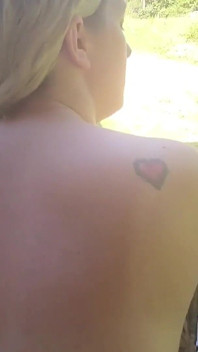 Ošukal jsem ho venku a nechal jsem ho vystříkat na můj obličej a hruď - Mama_foxx94