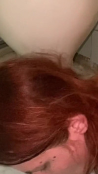 Lízání toalety, sání kartáče z toalety a lízání plivačky z podlahy