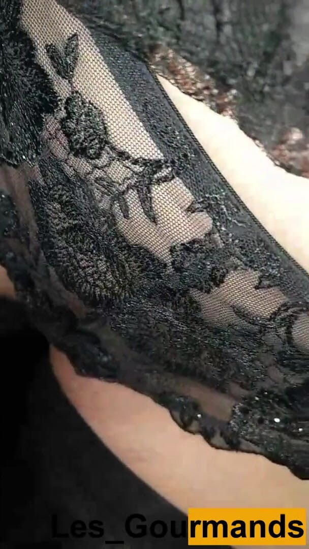 Les Gourmands: 嘴唇非常大的熟女。在厕所里撒尿的特写